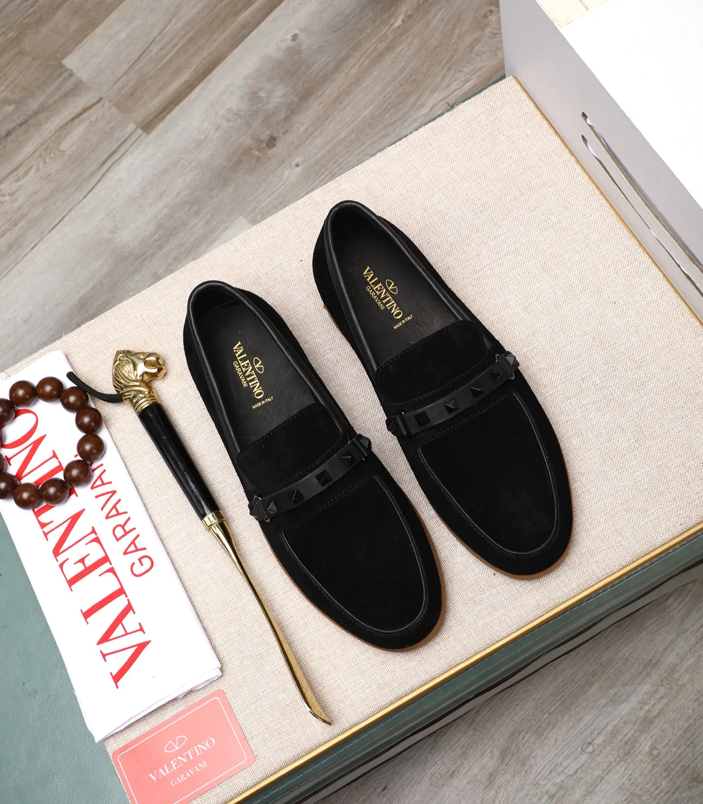 Men's shoes 💰520 [Valentino-Valentino] High-quality boutique men's shoes. The same style as the celebrities, original and authentic.✅ Made of imported cowhide + original apricot cowhide lining. The French luxury model is priced at 14,080 Swiss francs. It is also a Paris Fashion Week catwalk model. A brand can be deeply rooted in your heart, and a pair of shoes can make you linger. What you wear is not only noble, but also an aura. 👻Standard 38-45